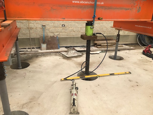 Hydraulic jack set up for a ground anchor load test
