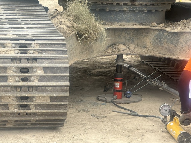 Hydraulic jack supporting an excavator during temporary works